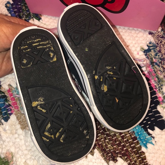 Hello Kitty Converse! 💕 - Picture 4 of 5